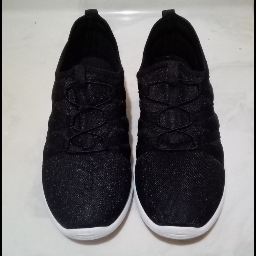 Size 9 left 🌟NEW🌟Black Slip On Shoes